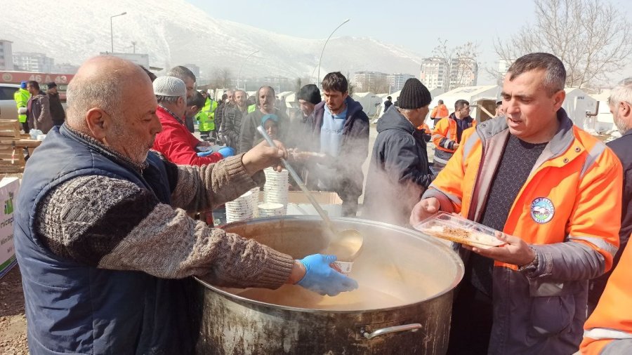Anne, Baba Ve 2 Çocuğunu Kaybetti, Depremzedelere Yardıma Koştu