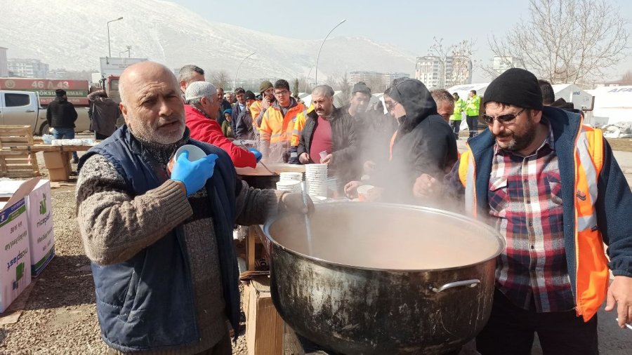 Anne, Baba Ve 2 Çocuğunu Kaybetti, Depremzedelere Yardıma Koştu