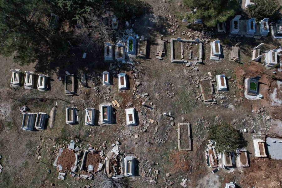 Kahramanmaraş’ta Meydana Gelen Depremler Mezarlıkları Da Tahrip Etti