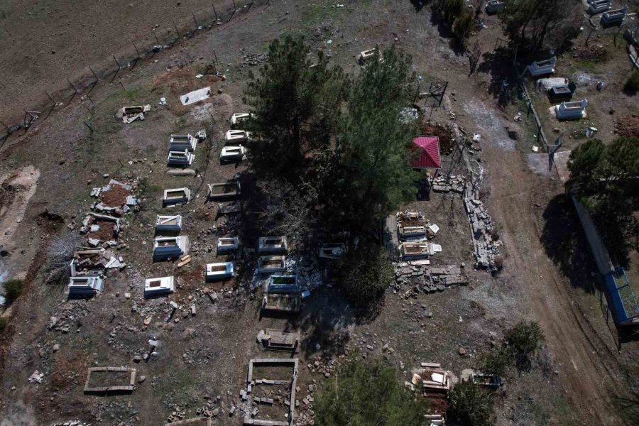 Kahramanmaraş’ta Meydana Gelen Depremler Mezarlıkları Da Tahrip Etti