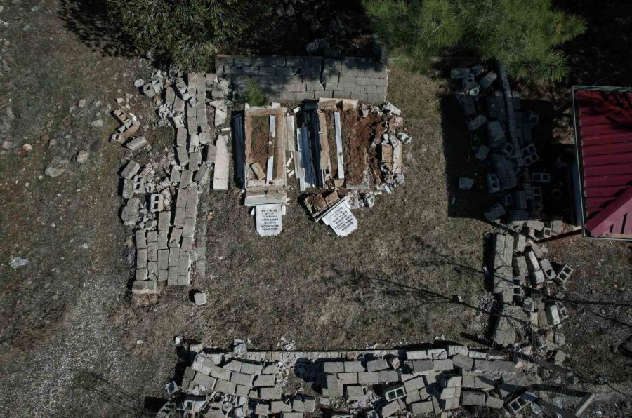 Kahramanmaraş’ta Meydana Gelen Depremler Mezarlıkları Da Tahrip Etti