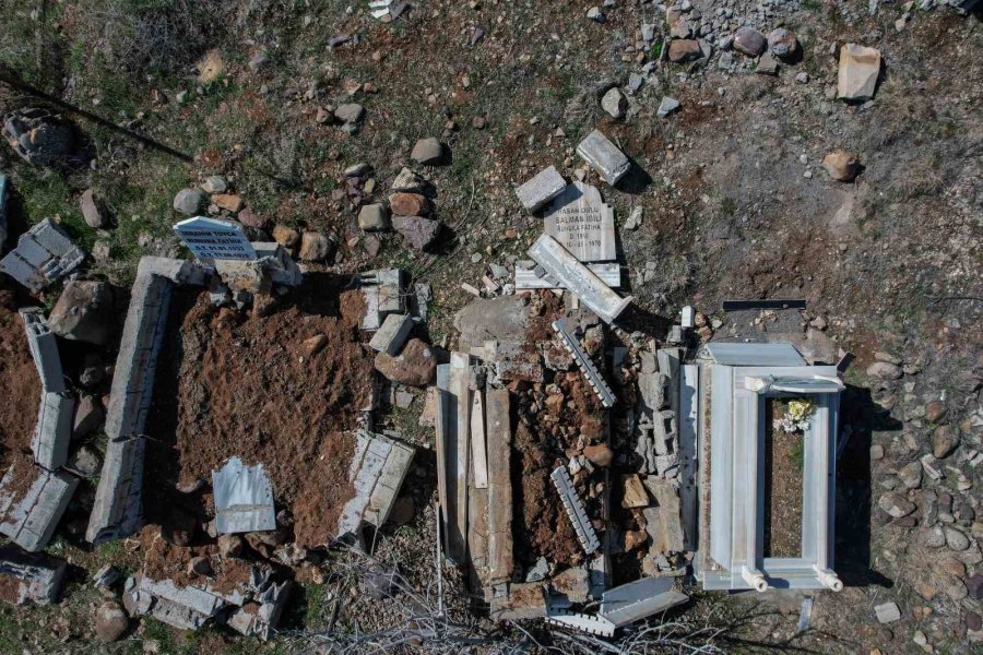 Kahramanmaraş’ta Meydana Gelen Depremler Mezarlıkları Da Tahrip Etti