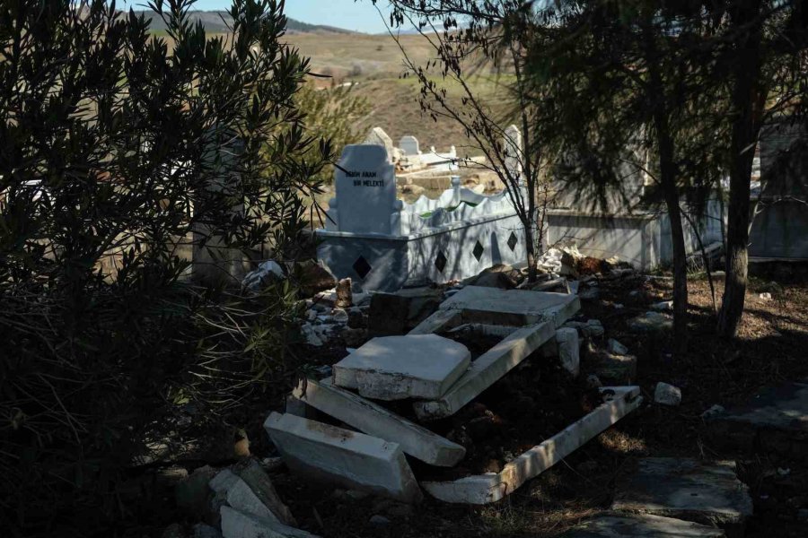 Kahramanmaraş’ta Meydana Gelen Depremler Mezarlıkları Da Tahrip Etti