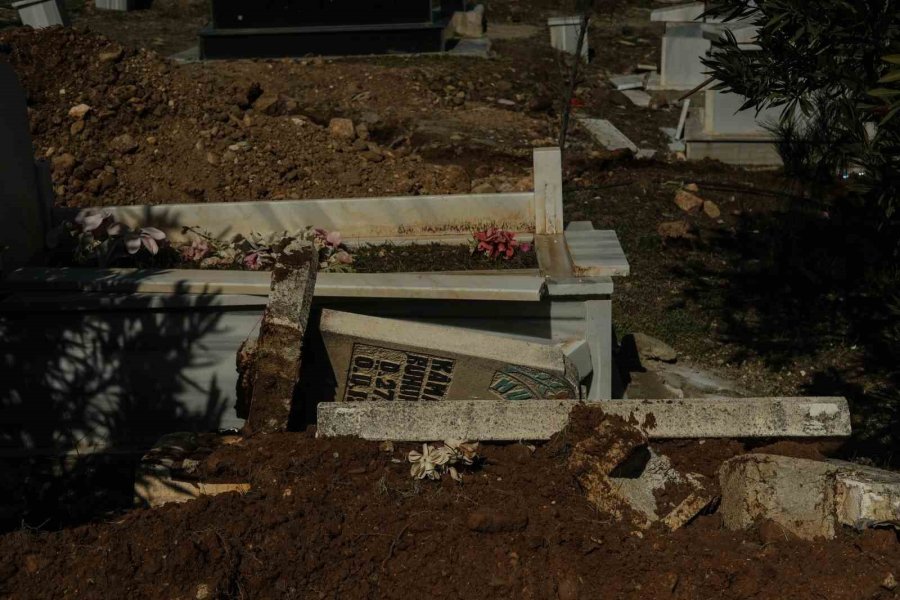 Kahramanmaraş’ta Meydana Gelen Depremler Mezarlıkları Da Tahrip Etti