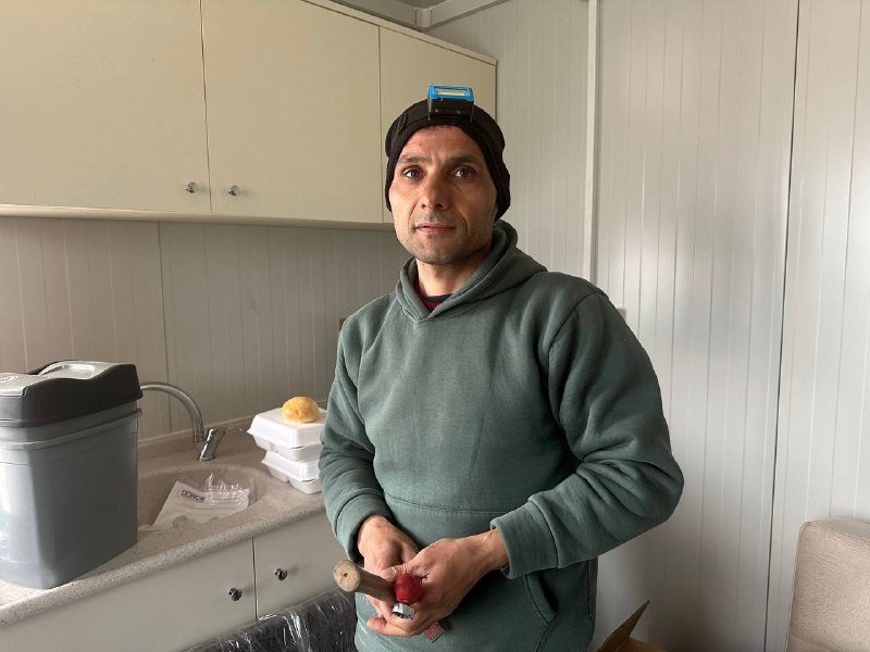 Depremden Kurtuldu, Konteynerlarda Montaj Yaptı