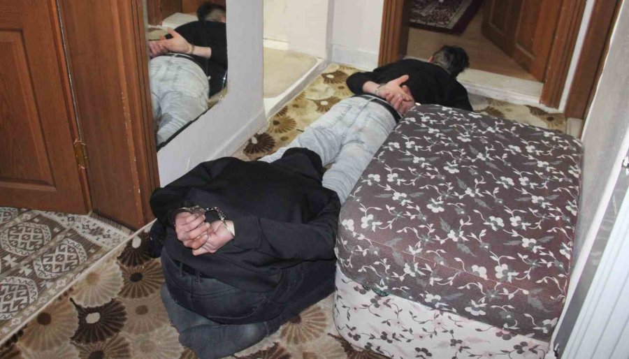Karaman’da Uyuşturucu Satıcılarına Şafak Operasyonu: 12 Gözaltı