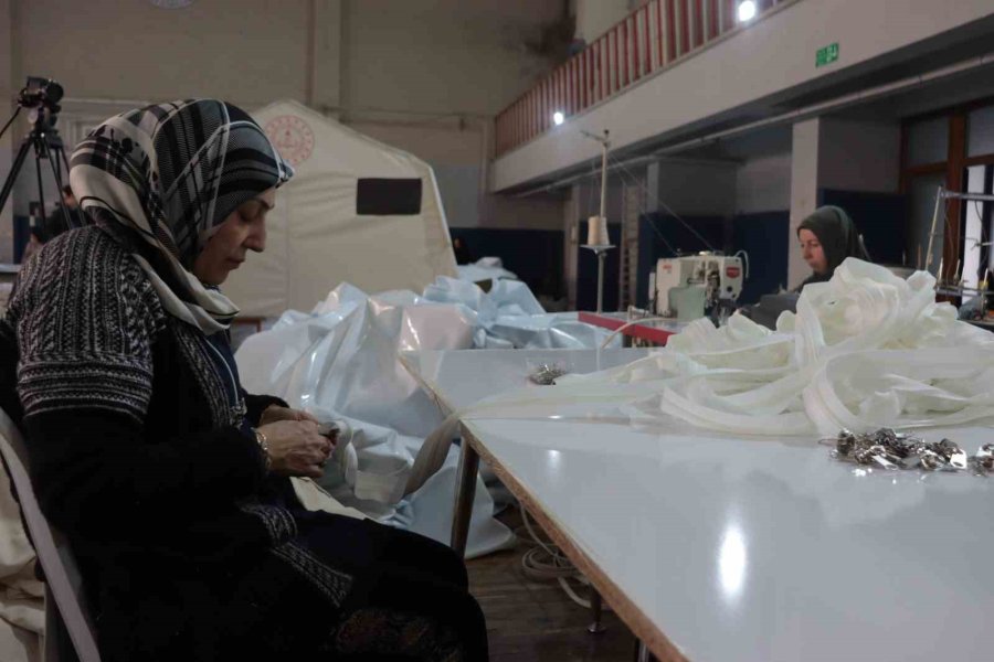 Okulu Fabrikaya Çevirdiler, Günde 50 Çadır Üretiyorlar