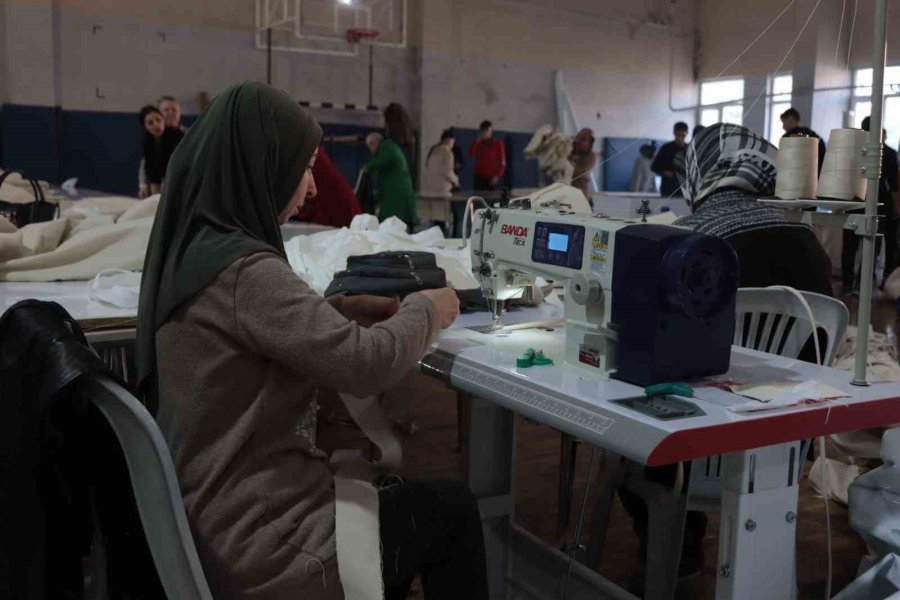 Okulu Fabrikaya Çevirdiler, Günde 50 Çadır Üretiyorlar