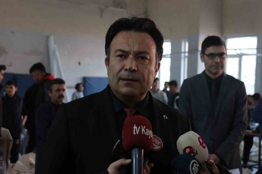 Okulu Fabrikaya Çevirdiler, Günde 50 Çadır Üretiyorlar