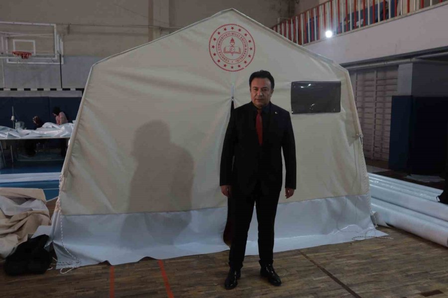 Okulu Fabrikaya Çevirdiler, Günde 50 Çadır Üretiyorlar