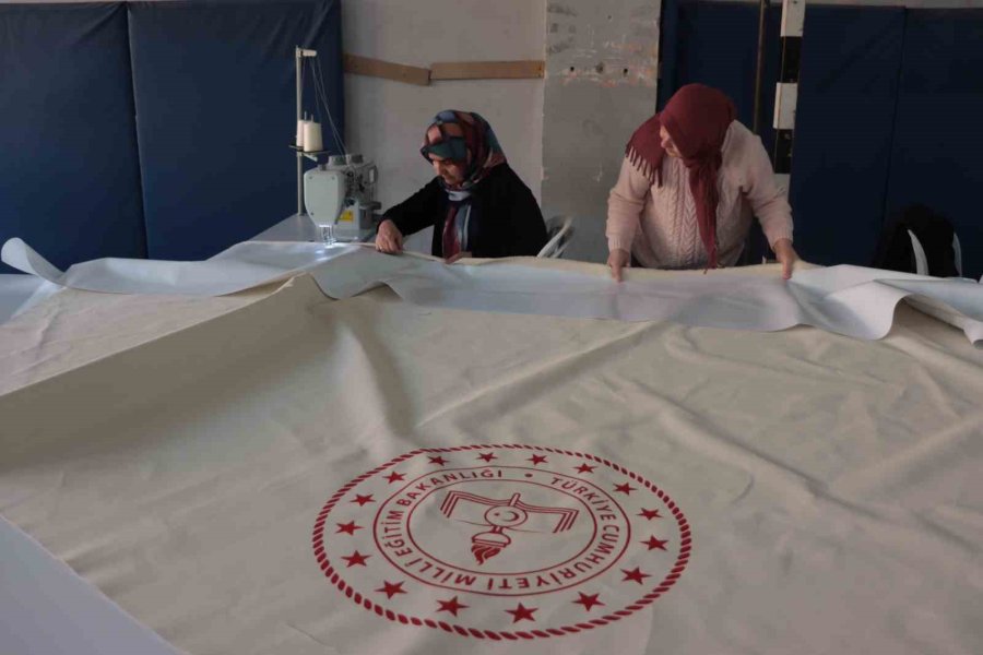 Okulu Fabrikaya Çevirdiler, Günde 50 Çadır Üretiyorlar