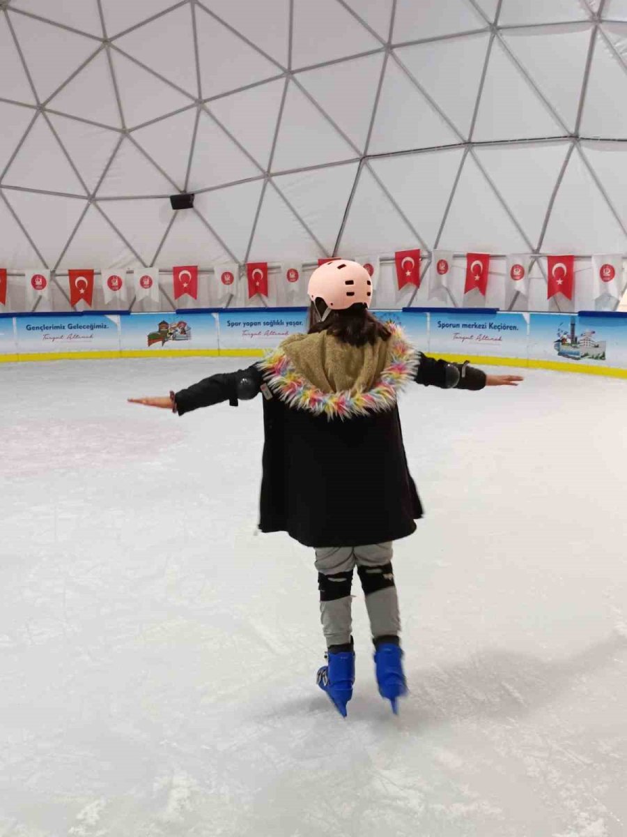 Depremzede Çocuklar Buz Pateni Pistinde