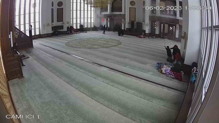 Malatya’da Depremin Yeni Görüntüleri Cami Kamerasına Yansıdı