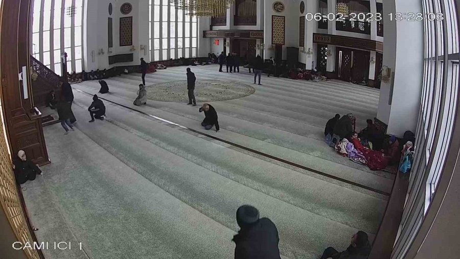 Malatya’da Depremin Yeni Görüntüleri Cami Kamerasına Yansıdı