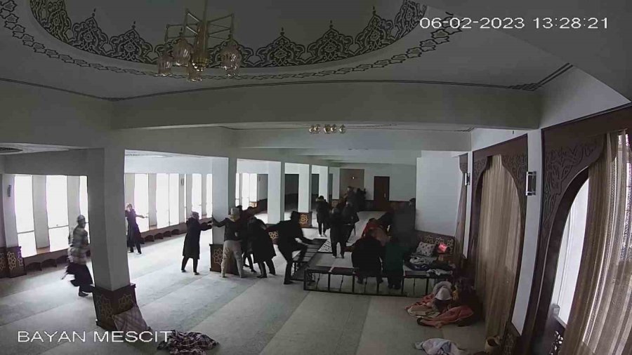 Malatya’da Depremin Yeni Görüntüleri Cami Kamerasına Yansıdı