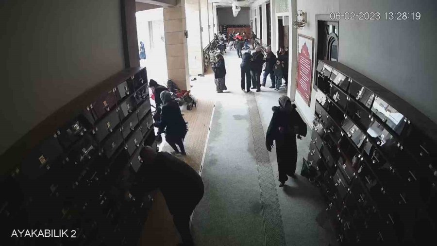 Malatya’da Depremin Yeni Görüntüleri Cami Kamerasına Yansıdı