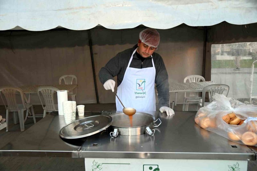 Manavgat Belediyesi’nden Öğrencilere Sıcak Çorba