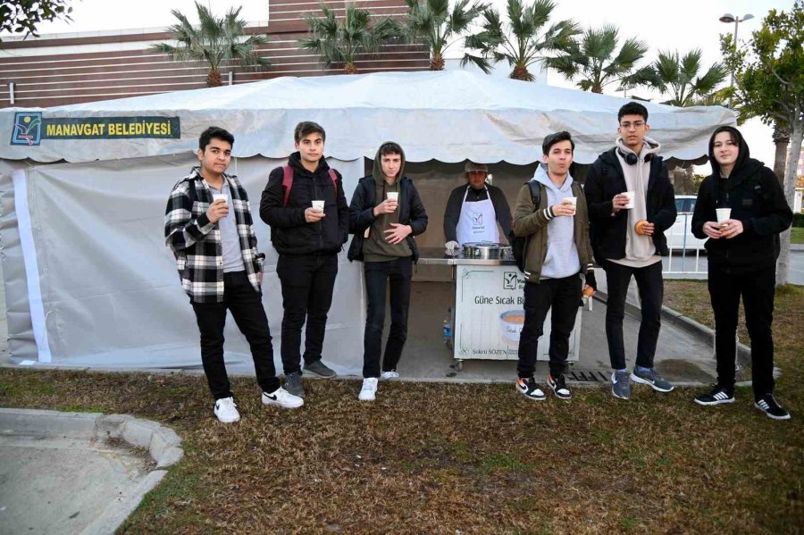 Manavgat Belediyesi’nden Öğrencilere Sıcak Çorba