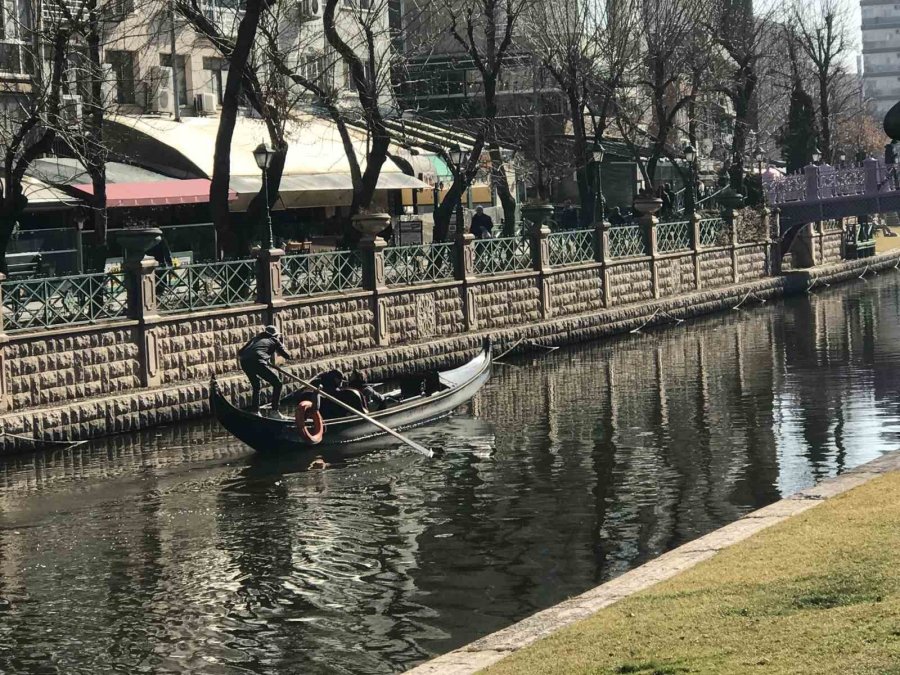 Sıcak Havayı Fırsat Bilen Vatandaşların Gondol Keyfi
