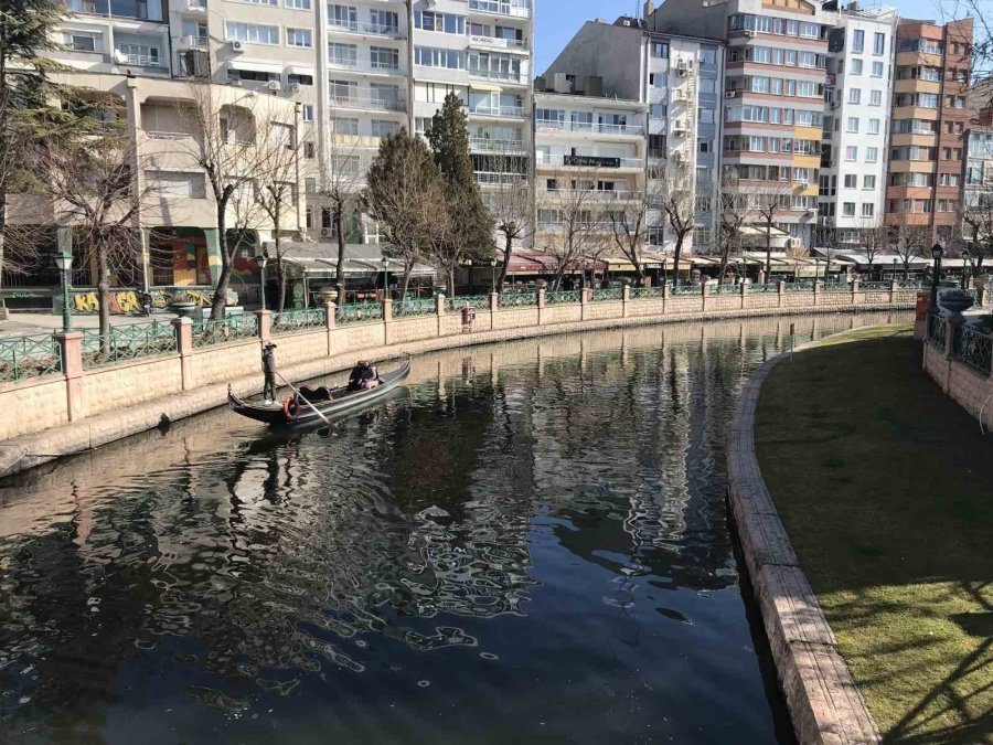 Sıcak Havayı Fırsat Bilen Vatandaşların Gondol Keyfi