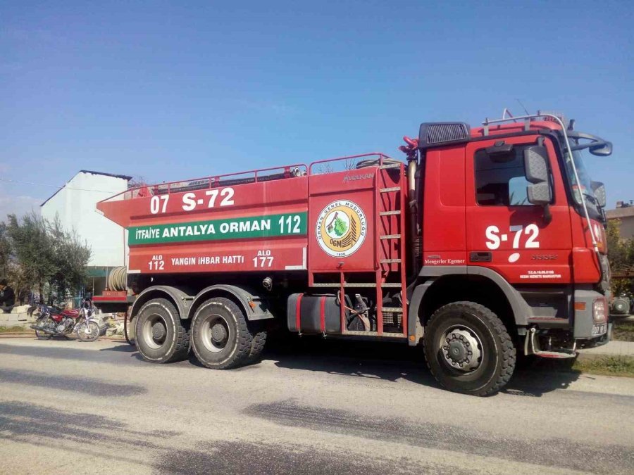 Arazözler Depremzedelere Su Taşıyor