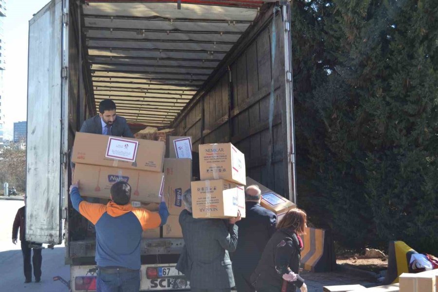 Katar Büyükelçiliği Çalışanları Deprem Bölgesindeki Yardımlarına Devam Ediyor