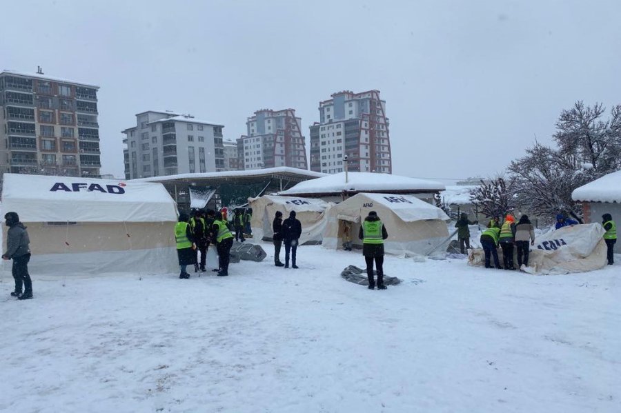 Van Büyükşehir Belediyesi Deprem Bölgesinde Var Gücüyle Çalışıyor