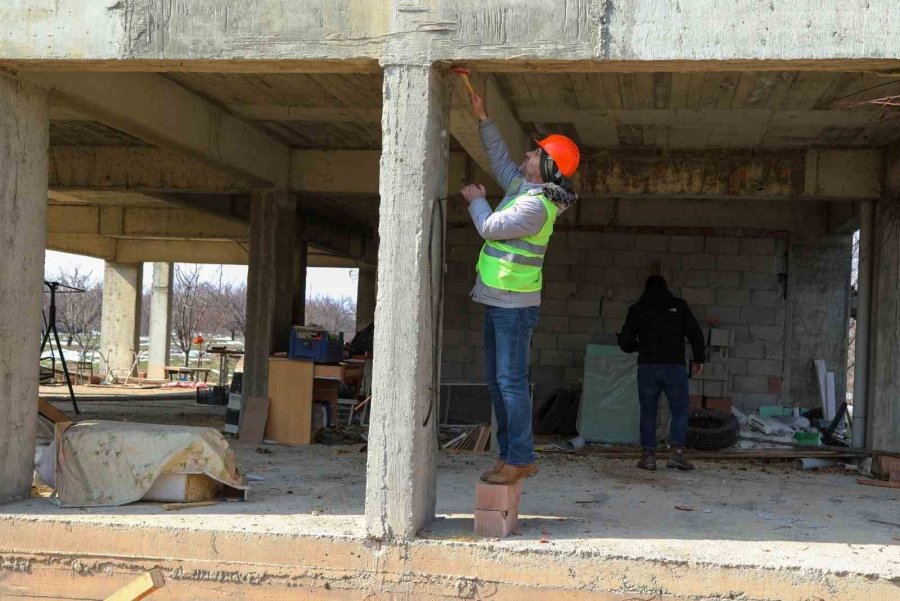 Van Büyükşehir Belediyesi Deprem Bölgesinde Var Gücüyle Çalışıyor