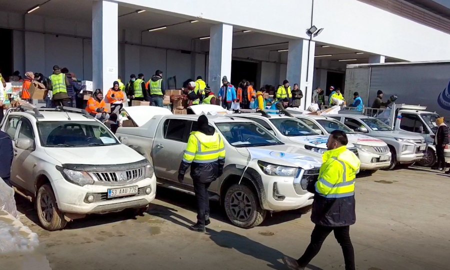 Van Büyükşehir Belediyesi Deprem Bölgesinde Var Gücüyle Çalışıyor