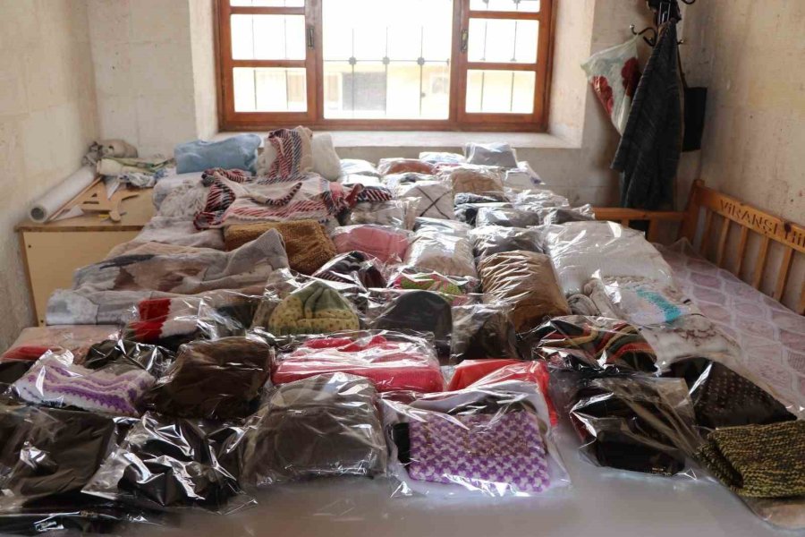 Viranşehirli Kadınlar Depremzedeler İçin Kışlık Giysi Üretiyor