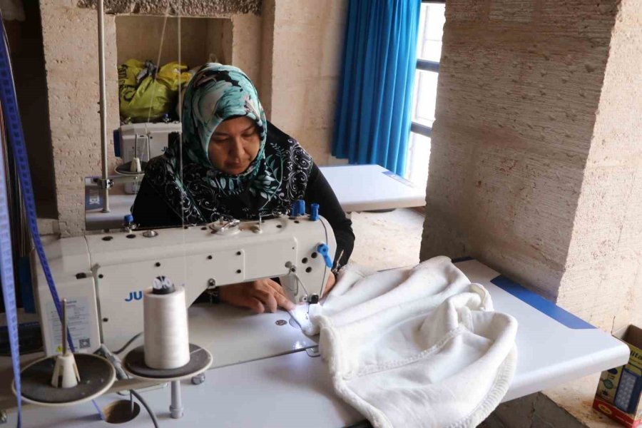 Viranşehirli Kadınlar Depremzedeler İçin Kışlık Giysi Üretiyor