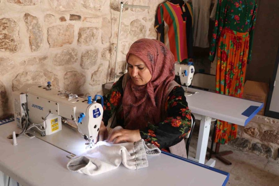 Viranşehirli Kadınlar Depremzedeler İçin Kışlık Giysi Üretiyor