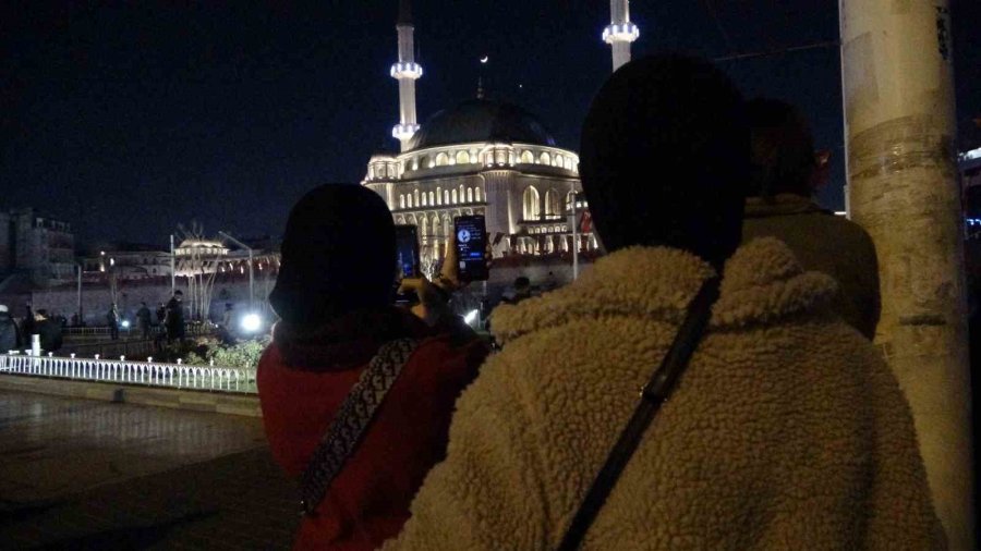 Ay, Venüs Ve Jüpiter Yakınlaşması Taksim Camii İle Birlikte Görüntülendi