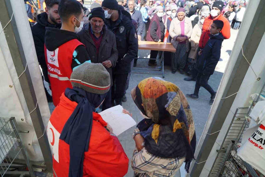 Deprem Bölgesinde 5 Sosyal Market Açıldı