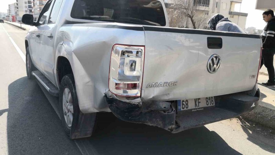 Aksaray’da Otomobil Kamyonete Arkadan Çarptı: 3 Yaralı