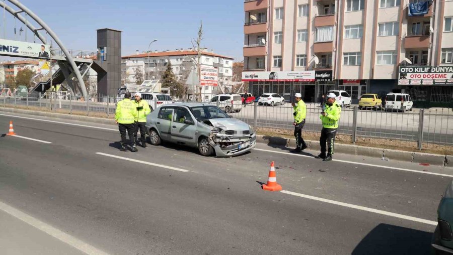 Aksaray’da Otomobil Kamyonete Arkadan Çarptı: 3 Yaralı