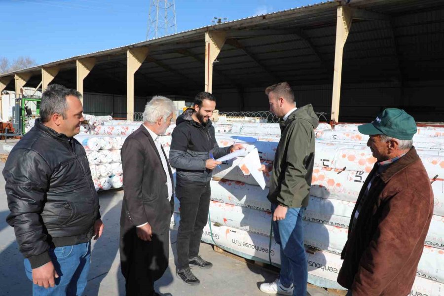 Alanya’da Çiftçilere 8 Bin 400 Metrekare Sera Naylonu Teslim Edildi