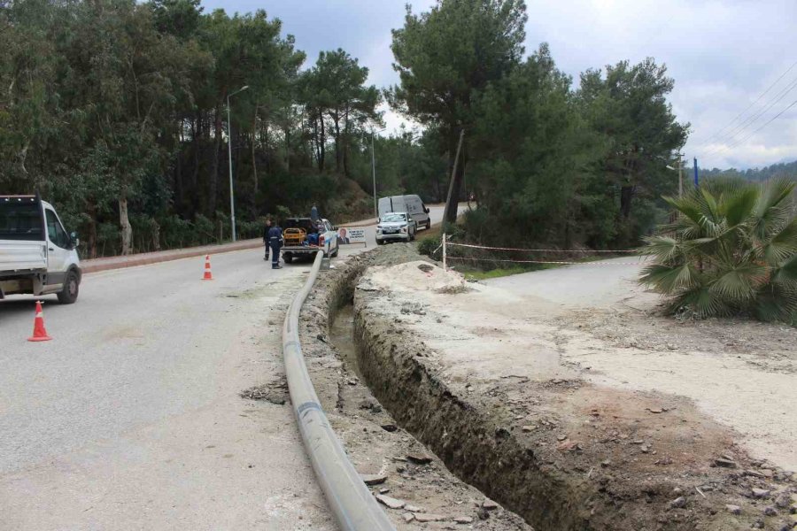 Kemer’de Oteller Bölgesinin İçme Suyu Hattı Yenileniyor