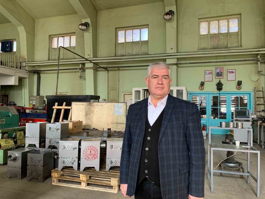 Depremzedeler İçin Emekli Öğretmeninden Öğrencisine Kadar Herkes Üretim Yapıyor