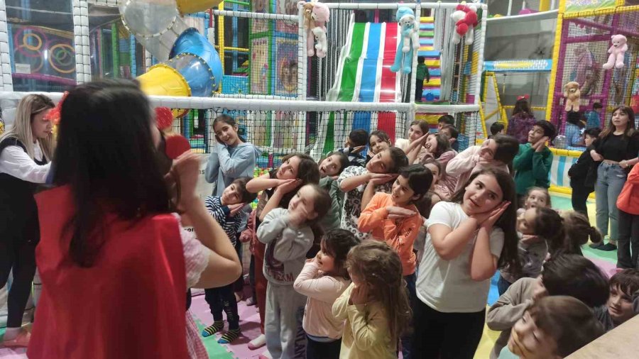 Depremzede Çocukların Yüzlerini Güldürmek İçin Çalıştılar