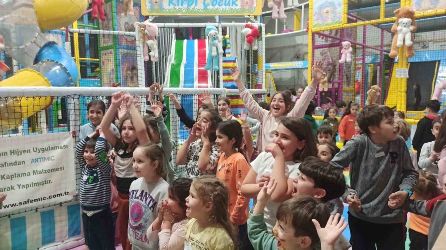 Depremzede Çocukların Yüzlerini Güldürmek İçin Çalıştılar