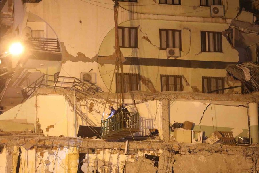 Bina Enkazının Yıkımı Durduruldu, "zena" İsimli Kedi Kurtarıldı