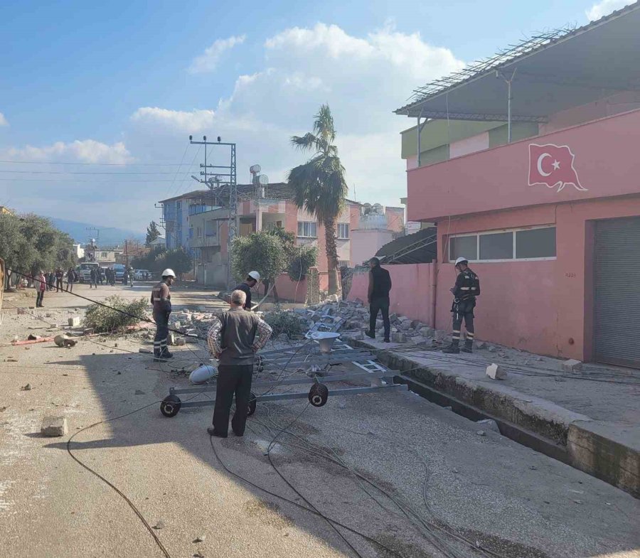 Döşemealtı Belediyesi, Deprem Bölgesinde Hasar Tespiti Yapıyor