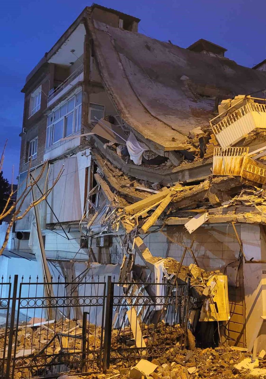 Döşemealtı Belediyesi, Deprem Bölgesinde Hasar Tespiti Yapıyor