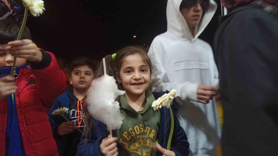 Depremzede Çocukların Yüzlerini Güldürmek İçin Çalıştılar