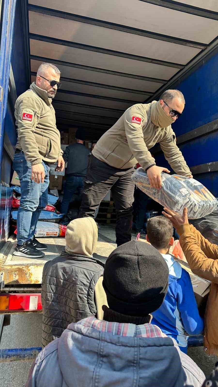 Eskişehirli Gönüllüler Deprem Bölgesine 20 Tır Yardım Malzemesi Gönderdi