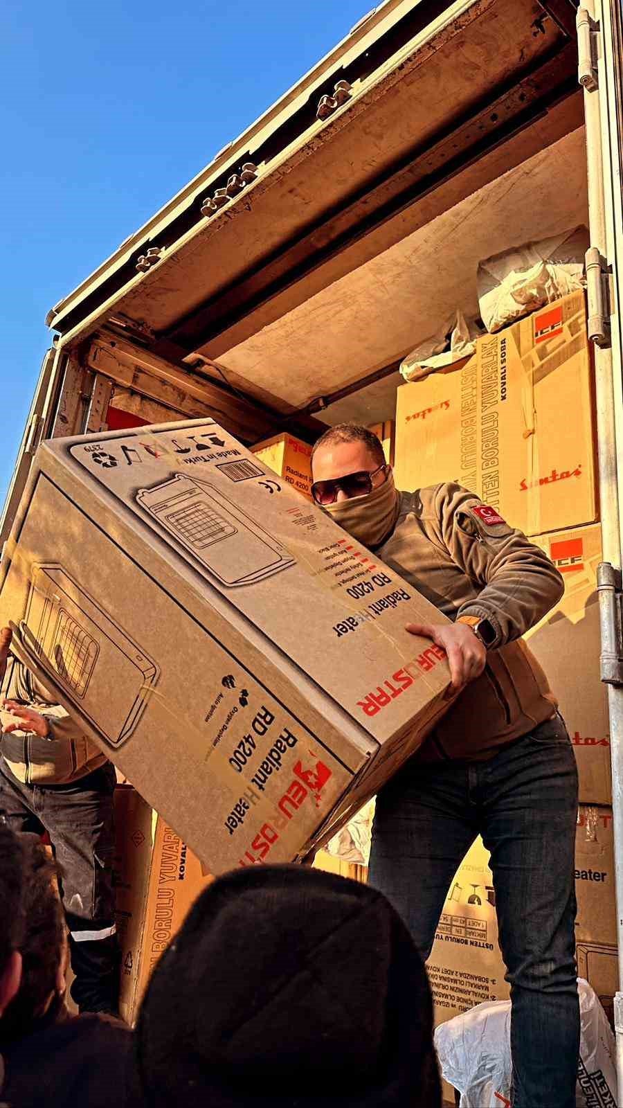 Eskişehirli Gönüllüler Deprem Bölgesine 20 Tır Yardım Malzemesi Gönderdi