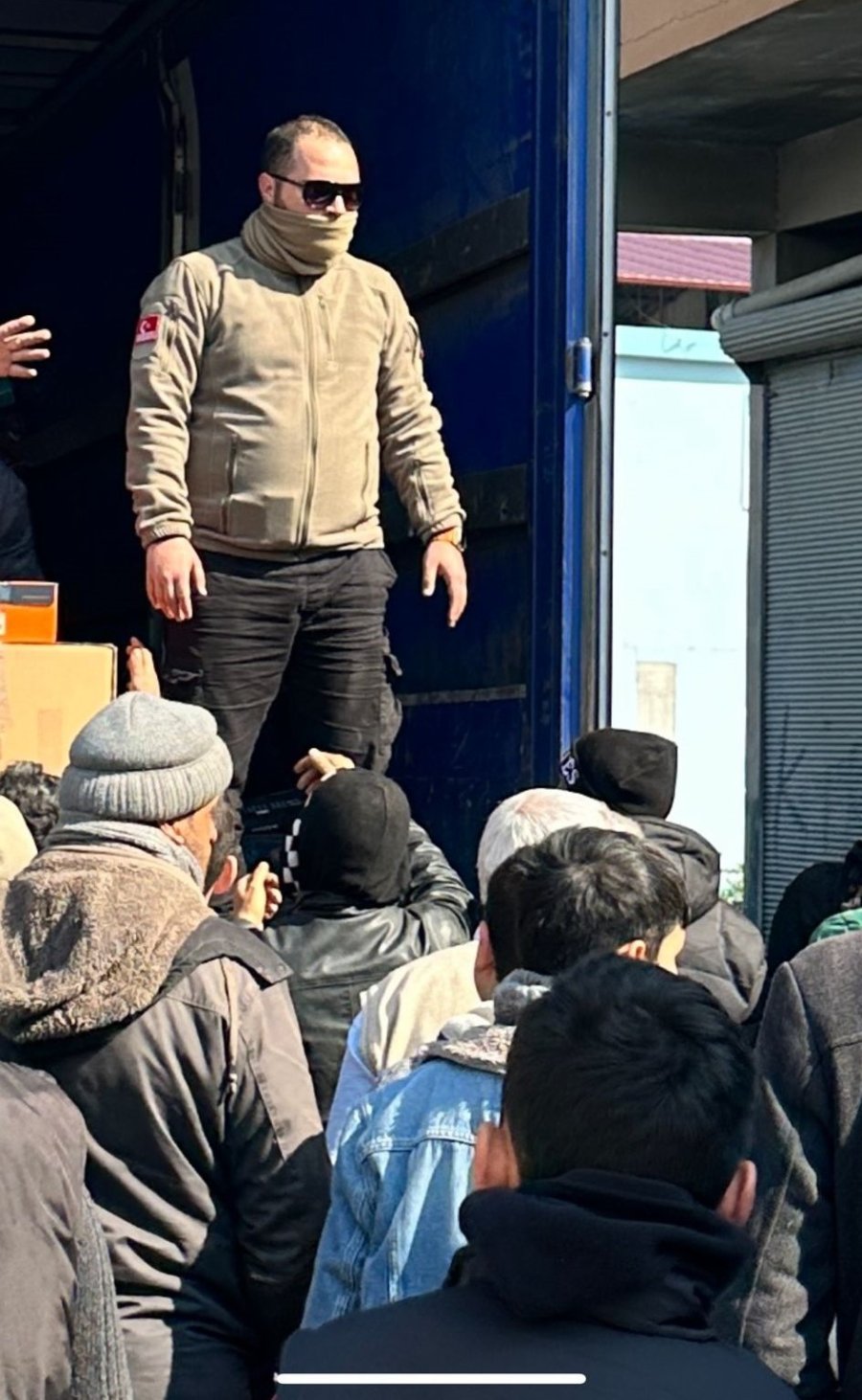 Eskişehirli Gönüllüler Deprem Bölgesine 20 Tır Yardım Malzemesi Gönderdi