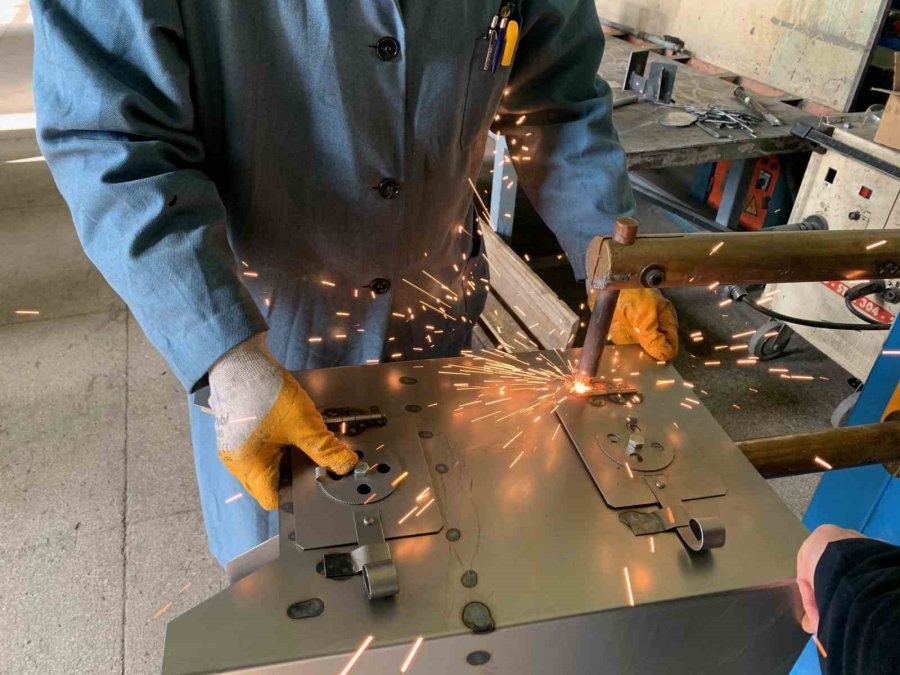 Depremzedeler İçin Emekli Öğretmeninden Öğrencisine Kadar Herkes Üretim Yapıyor