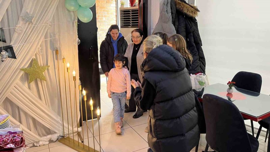 Göz Kanseri Minik Kıza Sürpriz Doğum Günü